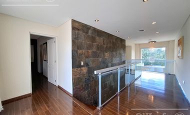 Casa en venta con tres dormitorios en suites, escritorio y  amplio playroom en Fincas de Iraola II