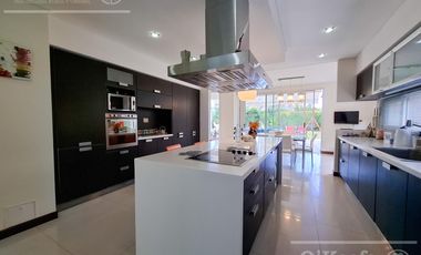 Casa en venta con tres dormitorios en suites, escritorio y  amplio playroom en Fincas de Iraola II