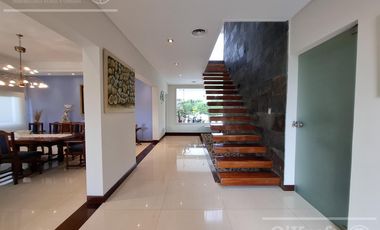 Casa en venta con tres dormitorios en suites, escritorio y  amplio playroom en Fincas de Iraola II