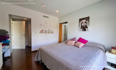 Casa en venta con tres dormitorios en suites, escritorio y  amplio playroom en Fincas de Iraola II