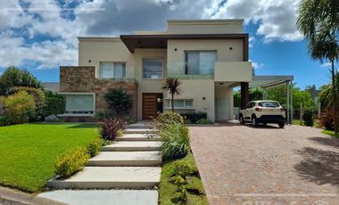Casa en venta con tres dormitorios en suites, escritorio y  amplio playroom en Fincas de Iraola II