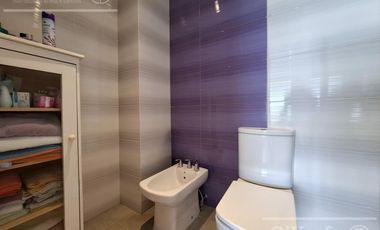 Casa en venta con tres dormitorios en suites, escritorio y  amplio playroom en Fincas de Iraola II