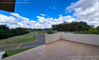 Casa en venta con tres dormitorios en suites, escritorio y  amplio playroom en Fincas de Iraola II