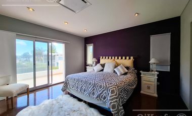 Casa en venta con tres dormitorios en suites, escritorio y  amplio playroom en Fincas de Iraola II