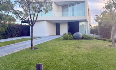 Casa en Alquiler amoblada 3 dormitorios Barrio Los Castaños - Nordelta-