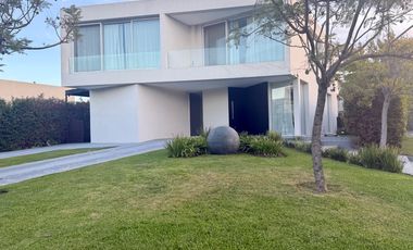 Casa en Alquiler amoblada 3 dormitorios Barrio Los Castaños - Nordelta-