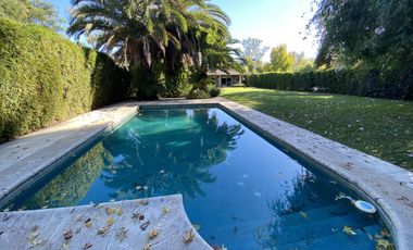 Venta - Casa 5 amb. Pileta, Jardín y Quincho - 2 Lotes / Los Ñanduces