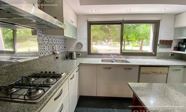 Casa en venta en Abril Country Club Hudson Berazategui de 6 ambientes