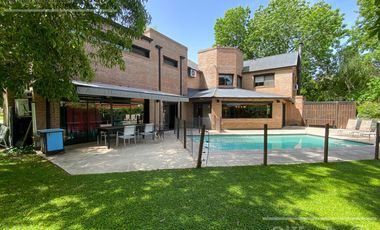 Casa en venta en Abril Country Club Hudson Berazategui de 6 ambientes