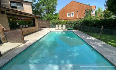Casa en venta en Abril Country Club Hudson Berazategui de 6 ambientes