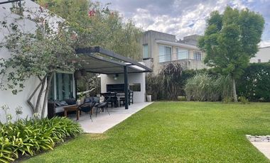 Casa al agua en barrio La laguna -Rincón de Milberg
