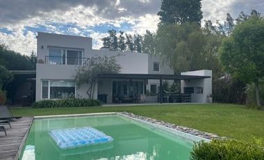 Casa al agua en barrio La laguna -Rincón de Milberg