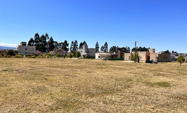 Amplio terreno en Country La Herencia, Los Nogales. Con escritura! Recibe vehículo o financia.