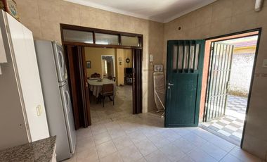 Venta - Casa de 4 dormitorios - Santa Fe, Barrio centro.