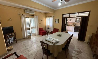 Venta - Casa de 4 dormitorios - Santa Fe, Barrio centro.