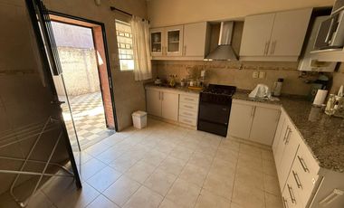 Venta - Casa de 4 dormitorios - Santa Fe, Barrio centro.