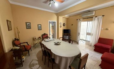Venta - Casa de 4 dormitorios - Santa Fe, Barrio centro.