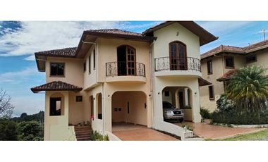 VENDO CASA ESTILO DUPLEX DE 02 HAB 600M2 EN BOQUETE