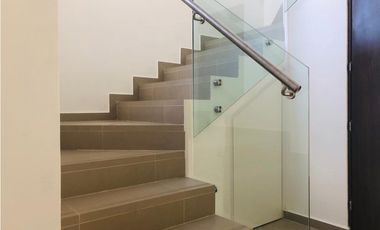 SE ALQUILA CASA EN GOLF GARDENS LINEA BLANCA