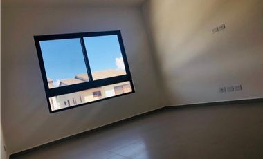 SE ALQUILA CASA EN GOLF GARDENS LINEA BLANCA