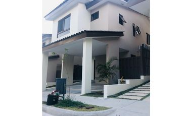 SE ALQUILA CASA EN GOLF GARDENS LINEA BLANCA