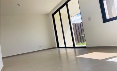 SE ALQUILA CASA EN GOLF GARDENS LINEA BLANCA