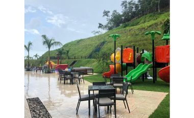 SE ALQUILA CASA EN GOLF GARDENS LINEA BLANCA