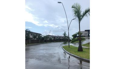 SE ALQUILA CASA EN GOLF GARDENS LINEA BLANCA