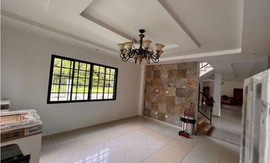 VENTA CASA CON DISPONIBILIDAD ALQUILER ALBROOK  CURUNDU