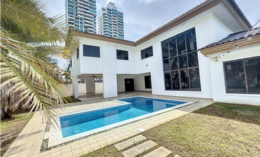 Venta casa en Costa del Este PH Paseo del parque 