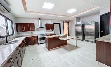 Venta casa en Costa del Este PH Paseo del parque 