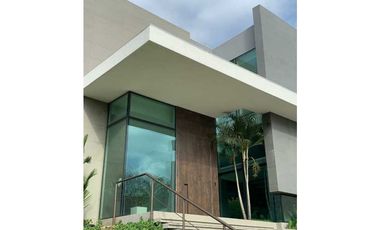CASA. Clayton. Exclusividad y Confort inmerso en la Naturaleza