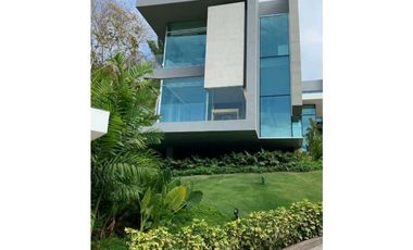 CASA. Clayton. Exclusividad y Confort inmerso en la Naturaleza