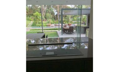 CASA. Clayton. Exclusividad y Confort inmerso en la Naturaleza