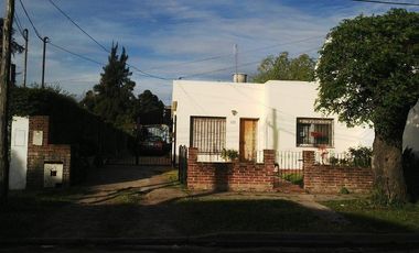 Casa en Venta con Excelente Lote!!! Alberto Grande 151, Luís Guillón.-