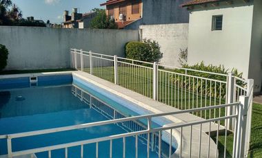 Venta casa cuatro dormitorios piscina fondo libre