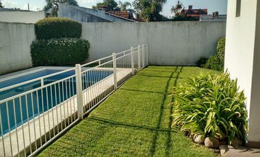 Venta casa cuatro dormitorios piscina fondo libre