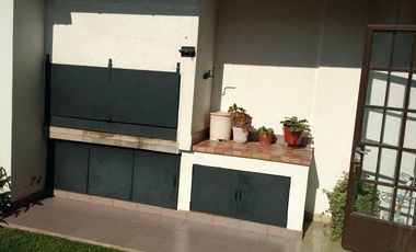 Venta casa cuatro dormitorios piscina fondo libre