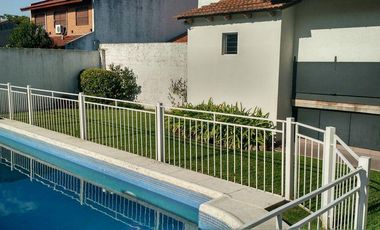 Venta casa cuatro dormitorios piscina fondo libre