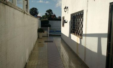 Venta casa cuatro dormitorios piscina fondo libre