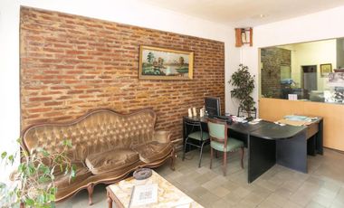 Local a la calle con galpón y departamento a la venta en Pilar centro