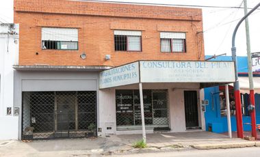 Local a la calle con galpón y departamento a la venta en Pilar centro