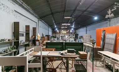 Local a la calle con galpón y departamento a la venta en Pilar centro