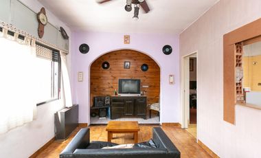 Local a la calle con galpón y departamento a la venta en Pilar centro