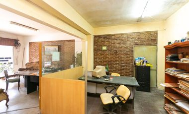 Local a la calle con galpón y departamento a la venta en Pilar centro