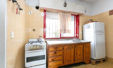 Local a la calle con galpón y departamento a la venta en Pilar centro