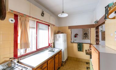 Local a la calle con galpón y departamento a la venta en Pilar centro