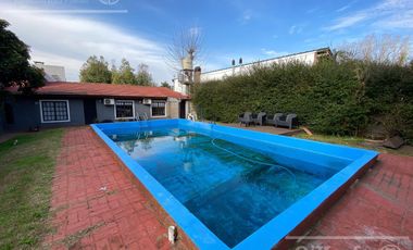Casa en venta en una planta en Barrio El Carmencito, Guillermo E Hudson, apta crédito.-