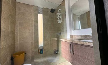 VENDO CASA ESQUINERA CON BAÑO EN CADA HABITACION  EN CAJICA