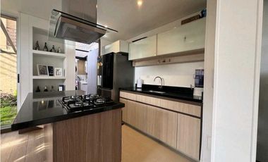 VENDO CASA ESQUINERA CON BAÑO EN CADA HABITACION  EN CAJICA